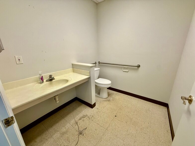 More Photos Of 11750 Business Park Dr, Waldorf General Retail For Lease