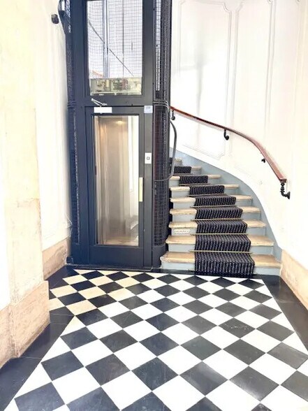 More Photos Of 85 Rue Taitbout, Paris Office For Sale