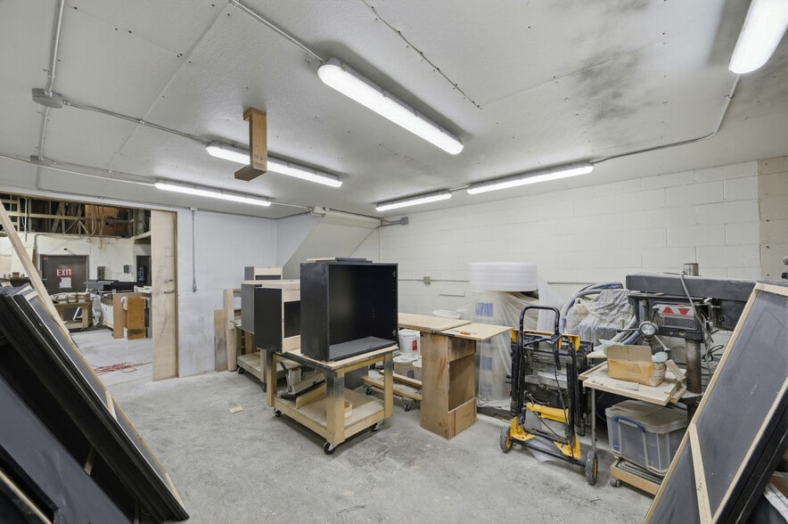More Photos Of 8926 Norris Ave, Sun Valley Warehouse For Lease