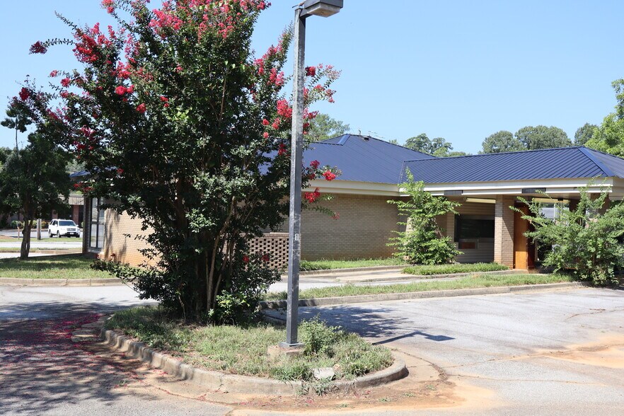 More Photos Of 253 E Savannah St, Calhoun Falls Freestanding For Sale