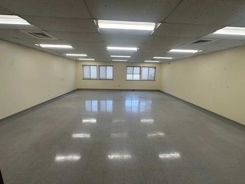 More Photos Of 10 Commerce Dr, Columbia Office For Sale