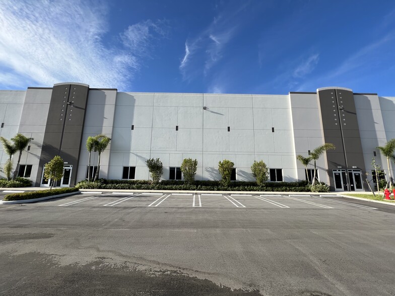 More Photos Of 8565 W 44th Ave, Hialeah Warehouse For Lease
