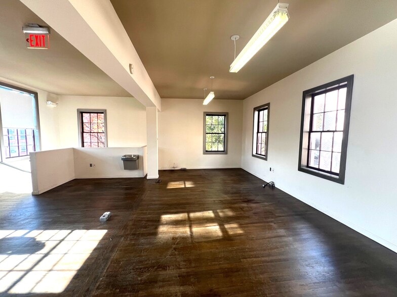 More Photos Of 1111 34th St NW, Washington Office For Lease