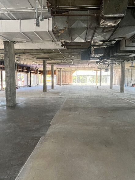 More Photos Of 601 17th Ave SW, Calgary Restaurant For Lease