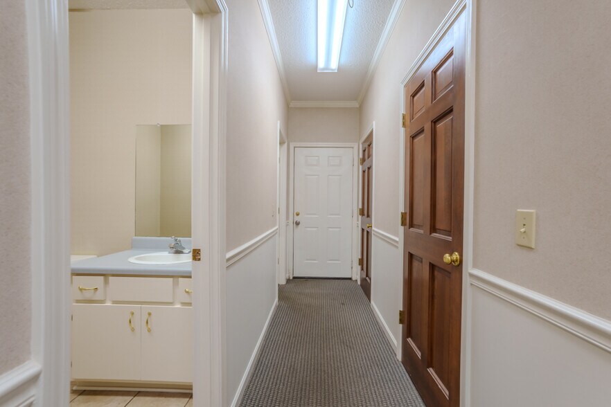 More Photos Of 970 Highway 20, Tuscumbia Office For Lease