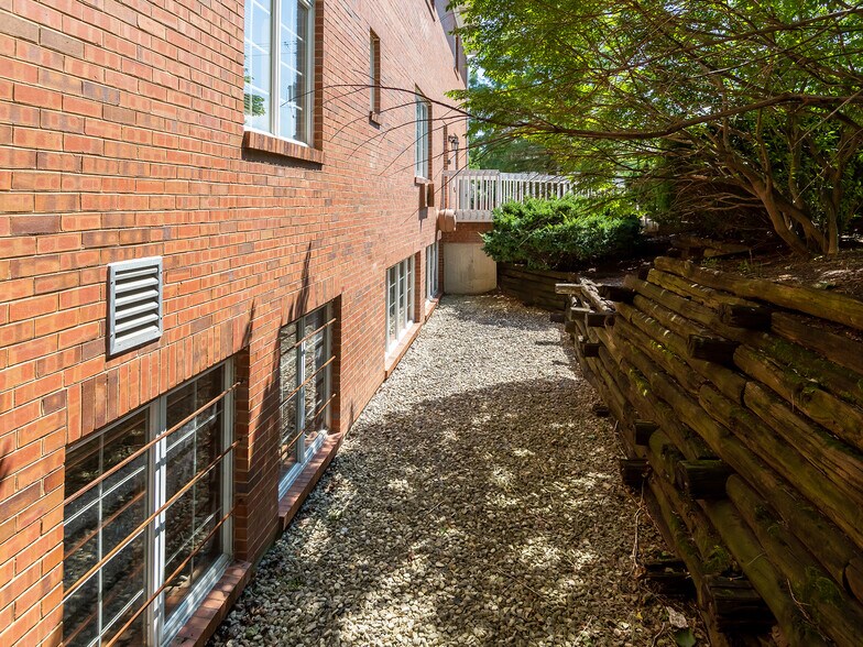 More Photos Of 301 W Roosevelt Rd, Wheaton Office For Lease