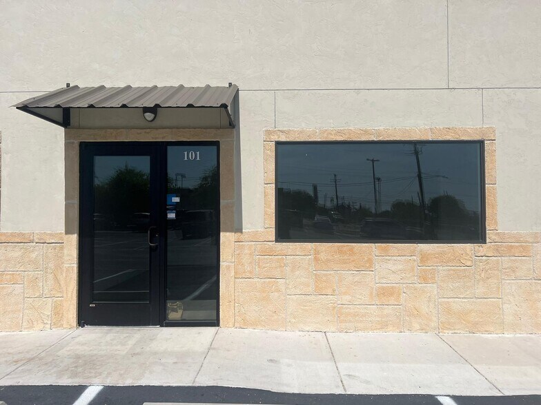 More Photos Of 600 E Amber St, San Antonio Medical For Sale