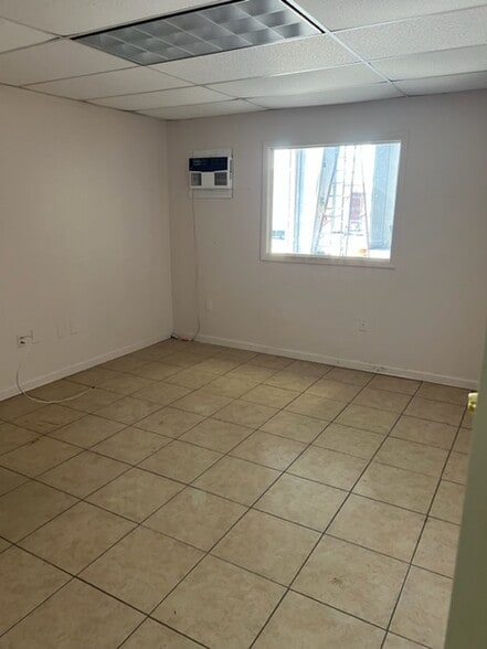 More Photos Of 692 Edgewood Ave N, Jacksonville Warehouse For Lease