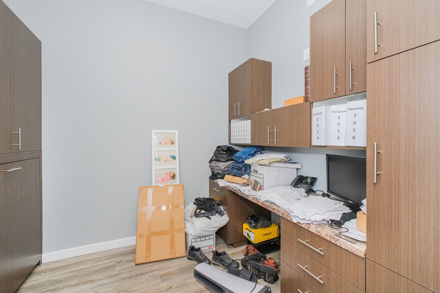 More Photos Of 1944-1952 Richmond Terrace, Staten Island Showroom For Lease