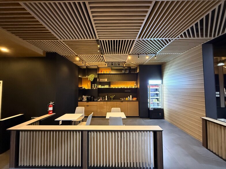 More Photos Of 19316-19320 Londelius St, Northridge Warehouse For Lease