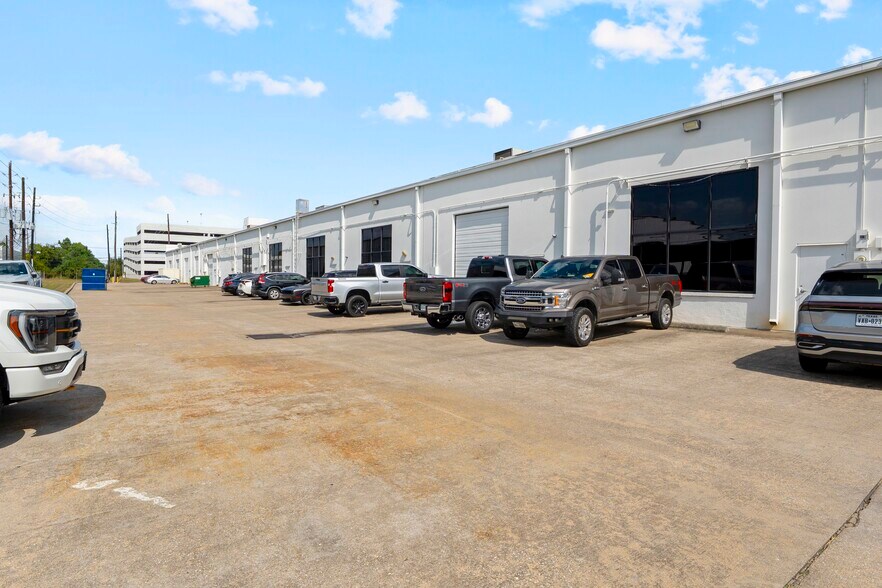 More Photos Of 2901 W Sam Houston Pky N, Houston Research And Development For Lease