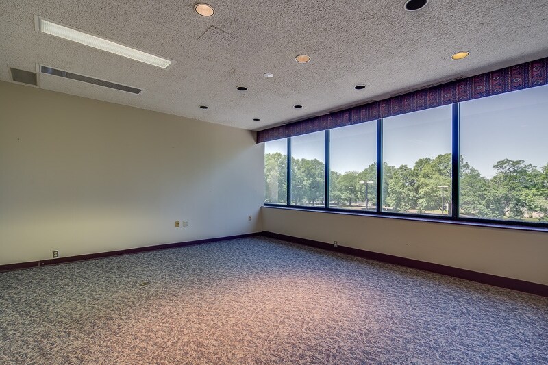 More Photos Of 3796 Lamar Ave, Memphis Office For Sale