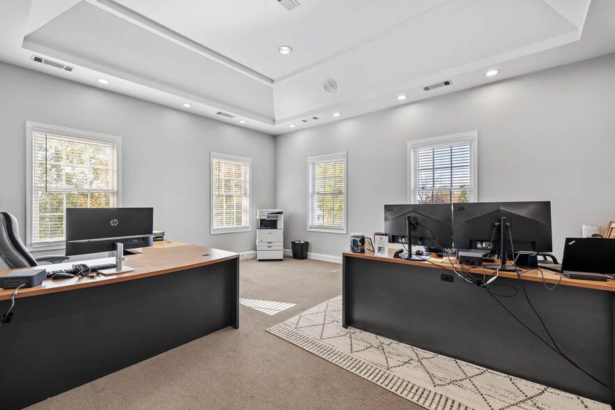 More Photos Of 611 W Jefferson St, Shorewood Medical For Lease