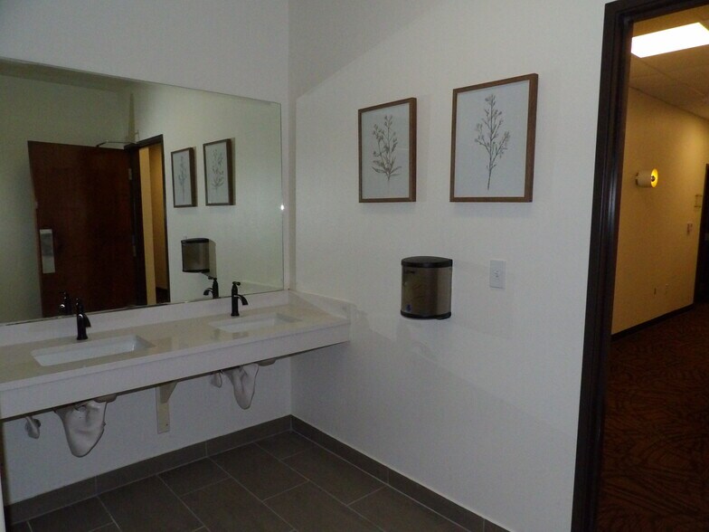 More Photos Of 11500 Pellicano Dr, El Paso Showroom For Lease