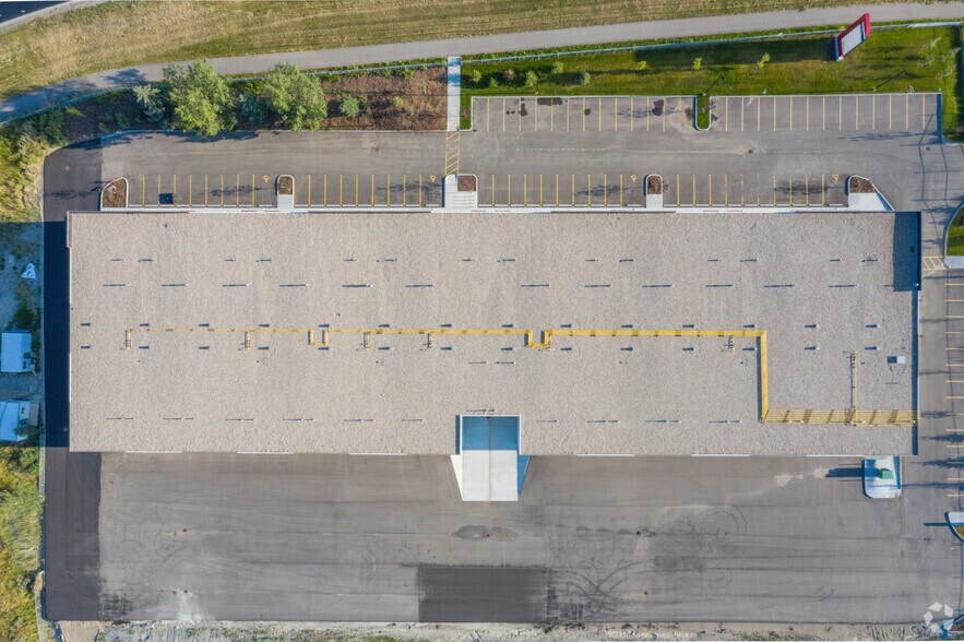 More Photos Of 8489 40 St SE, Calgary Flex For Lease