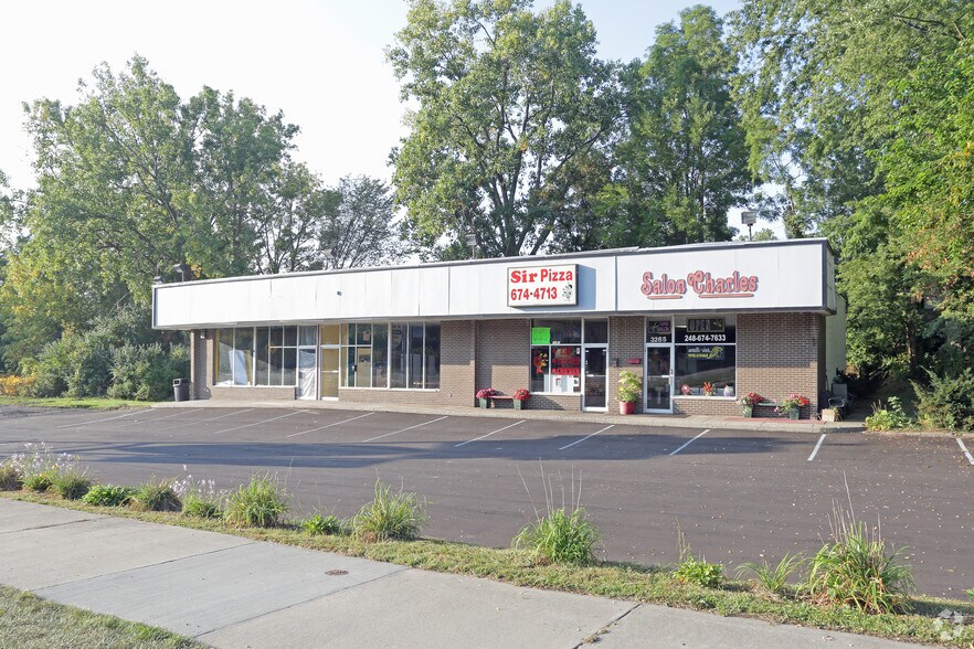Primary Photo Of 3243-3265 W Walton Blvd, Waterford Restaurant For Lease