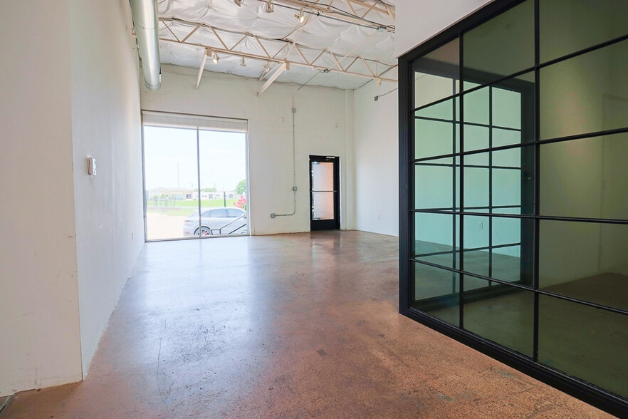 More Photos Of 2292 Vantage St, Dallas Flex For Lease