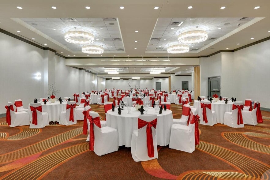 More Photos Of 1015 Elm St, Dallas Hotel For Sale