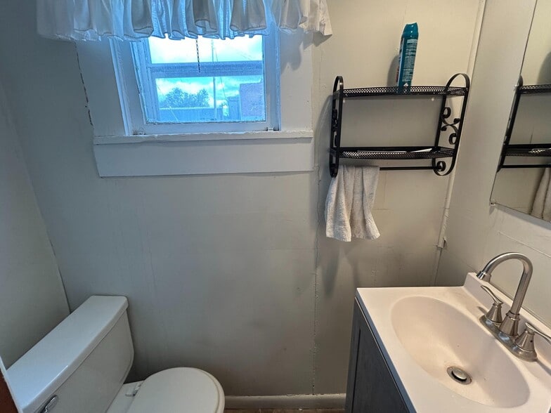 More Photos Of 212 N Main St, Ainsworth Loft Creative Space For Sale