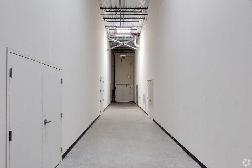 More Photos Of 1585 Beverly Ct, Aurora Warehouse For Lease