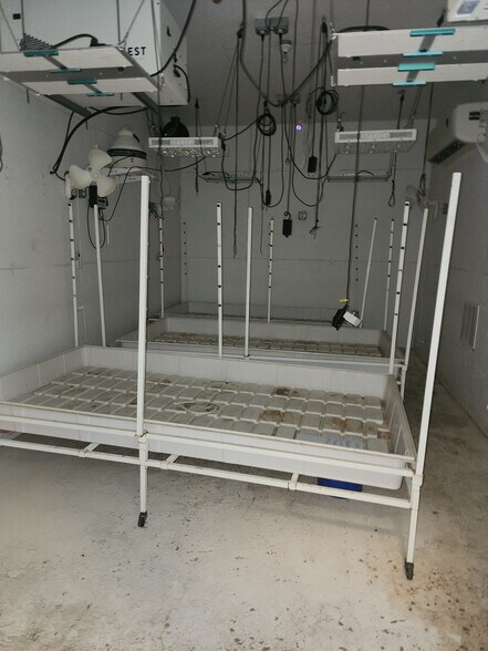 More Photos Of 810-812 SE 3rd St, Lawton Light Manufacturing For Sale