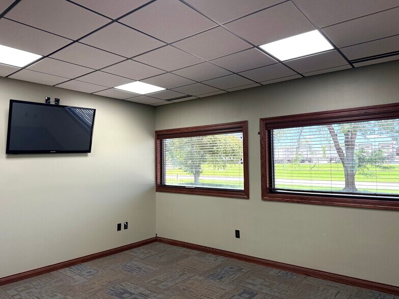 More Photos Of 1014 SE Lorenz Dr, Ankeny Office For Lease