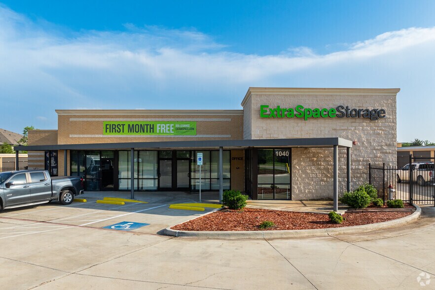 More Photos Of 1040 W Sublett Rd, Arlington Self Storage For Lease