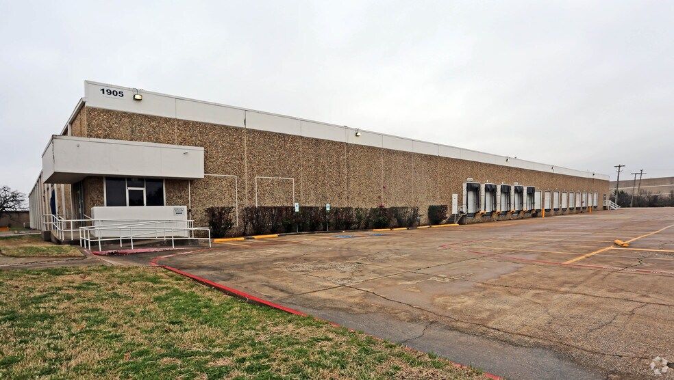 Primary Photo Of 1905 110th St, Grand Prairie Distribution For Lease