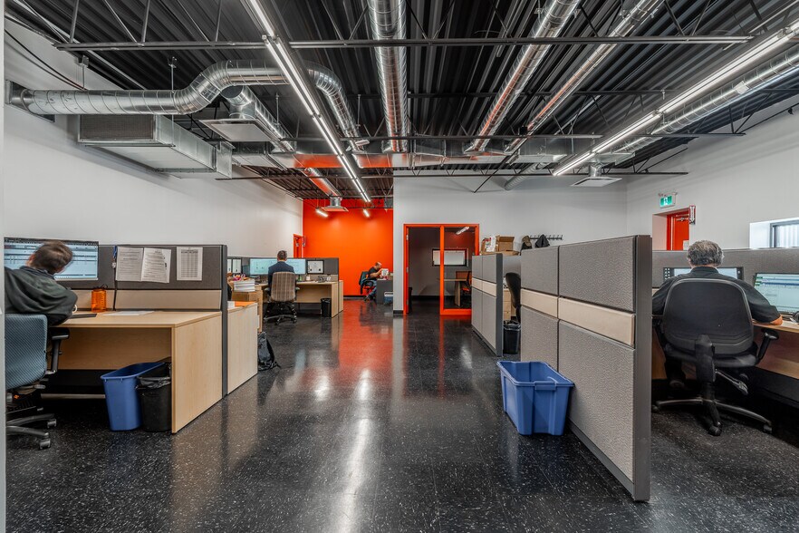 More Photos Of 1051 Rue du Viger, Terrebonne Showroom For Sale