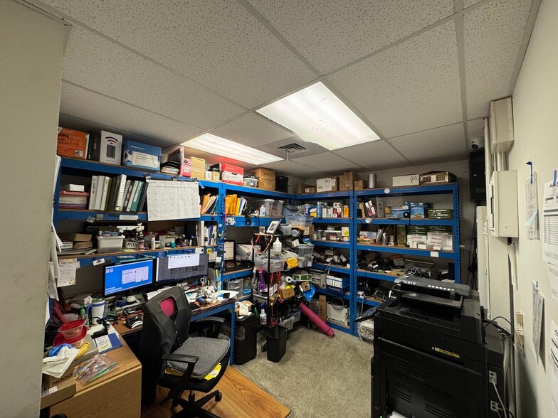 More Photos Of 550-552 Nimitz Hwy, Honolulu Warehouse For Lease