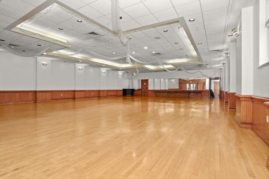 More Photos Of 17 Elm St, Greenwich Freestanding For Lease