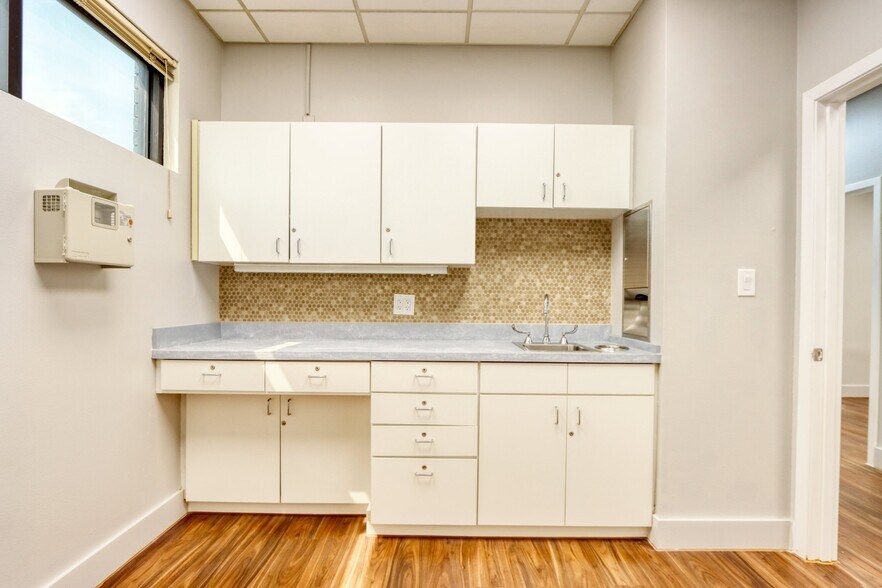 More Photos Of 1717 N Garrett Ave, Dallas Medical For Sale