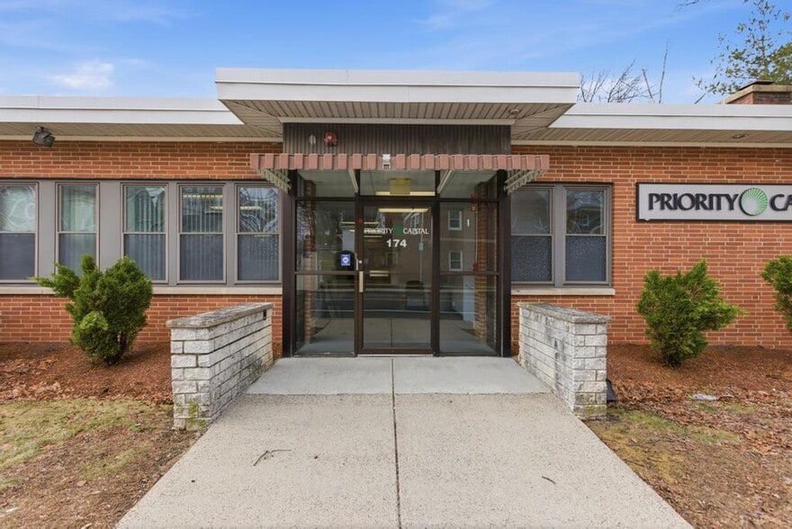 More Photos Of 174 Green St, Melrose Office For Sale