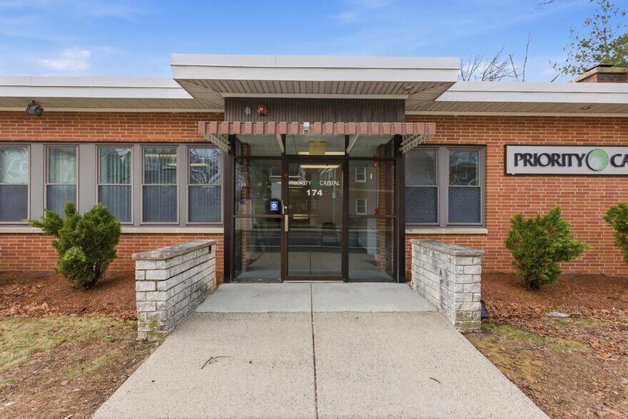 More Photos Of 174 Green St, Melrose Office For Sale