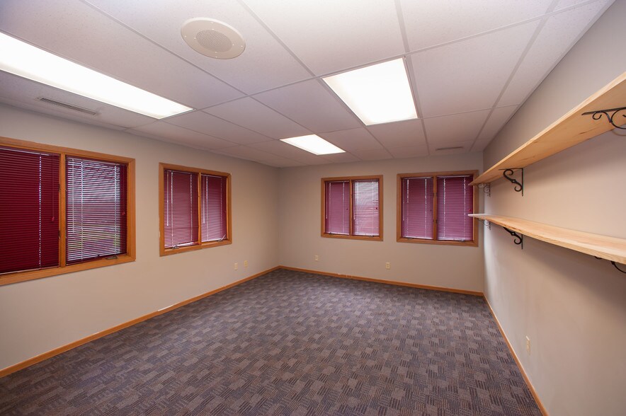 More Photos Of 8980 Hickman Rd, Clive Office For Sale