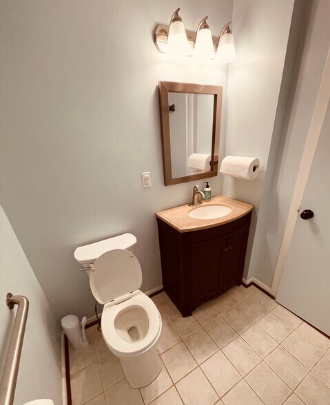 More Photos Of 18 Park Ave, Mount Airy Healthcare For Lease