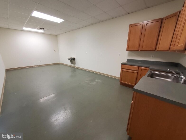 More Photos Of 3619 Richmond Hwy, Stafford Light Distribution For Sale