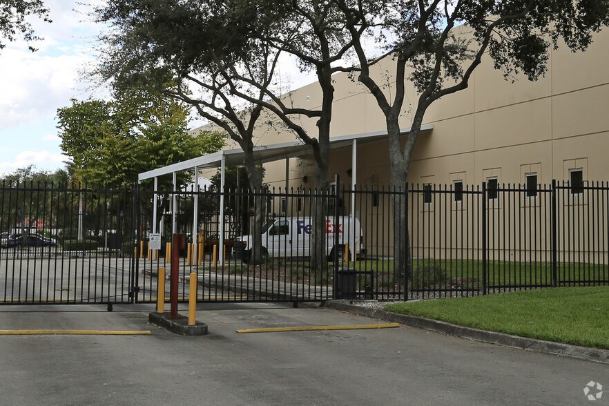 More Photos Of 17100 NW 59th Ave, Hialeah Office For Lease