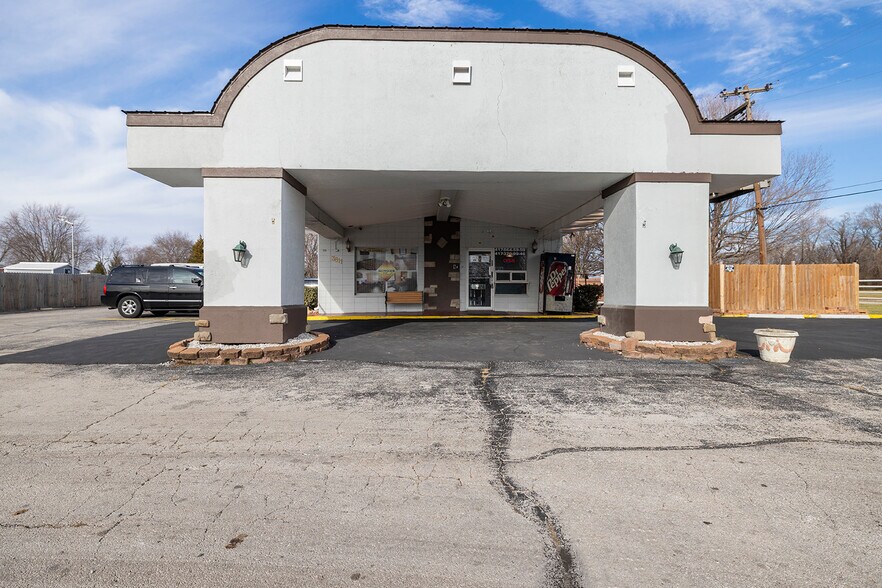 More Photos Of 3811 W Chestnut Expy, Springfield Hotel For Sale