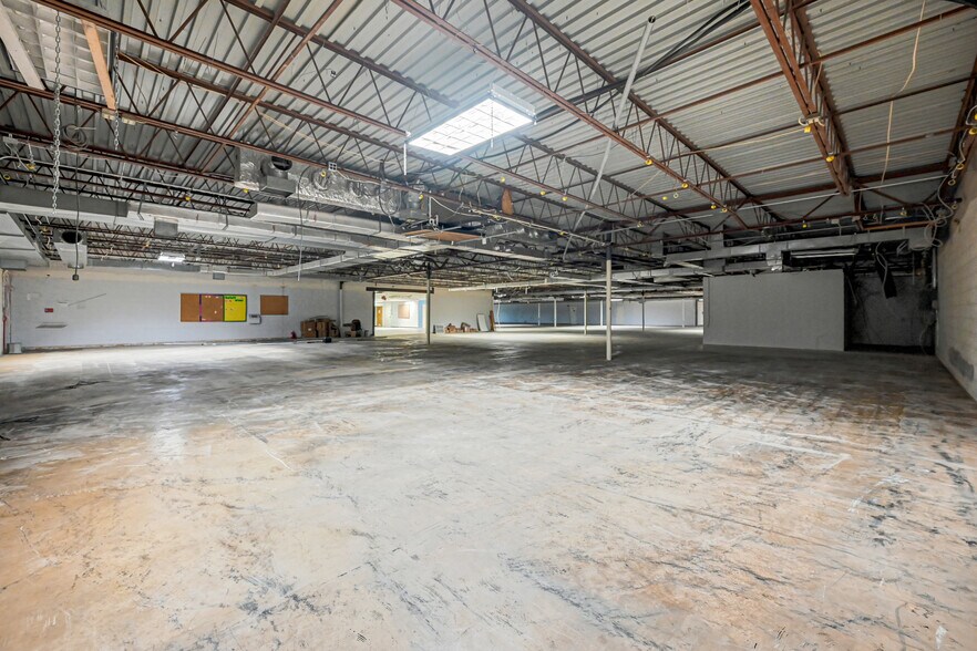 More Photos Of 20 Willow Springs Cir, York Warehouse For Lease