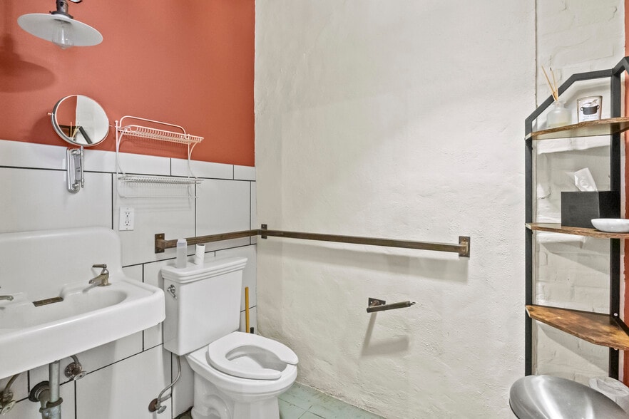 More Photos Of 338 Hamilton Ave, Brooklyn Storefront Retail Residential For Lease