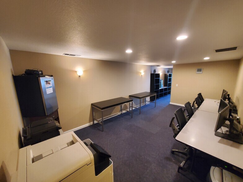 More Photos Of 14165 Market St, Walnut Grove Showroom For Sale