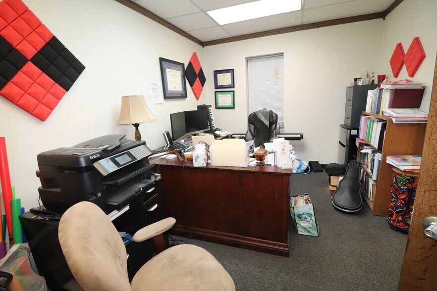 More Photos Of 2912 Lakeside Dr, Oklahoma City Office For Sale