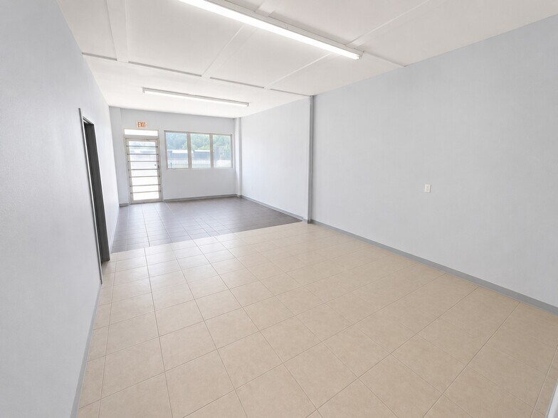 More Photos Of 4138 Causeway Blvd, Tampa Warehouse For Lease