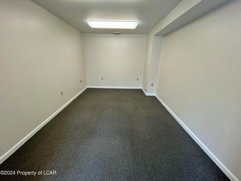 More Photos Of 486 S Mountain Blvd, Mountain Top Freestanding For Lease