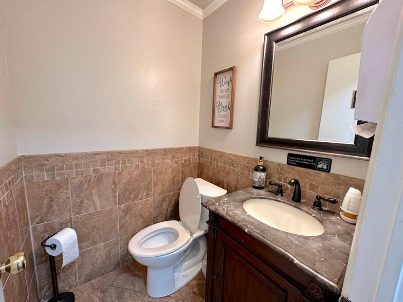 More Photos Of 2221 W Walnut St, Garland Medical For Sale