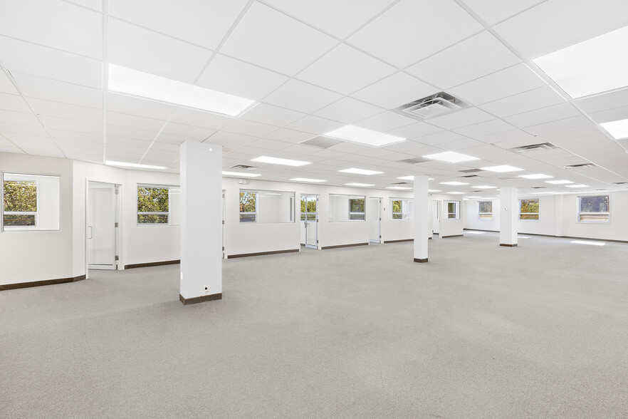 More Photos Of 33 Flying Point Rd, Southampton Office For Lease