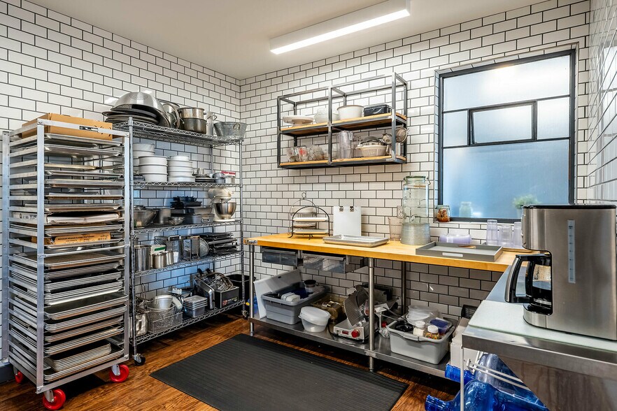 More Photos Of 3344 Central Pky, Cincinnati Storefront For Sale