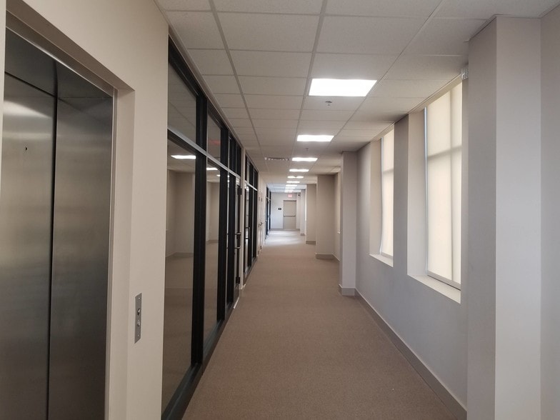 More Photos Of 409 N Oak St, Roanoke Storefront Retail Office For Lease