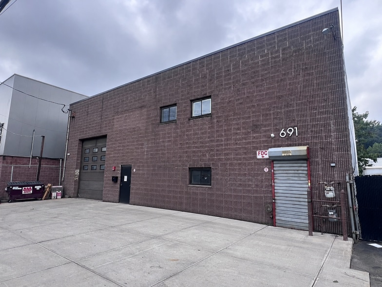 Primary Photo Of 691 Saw Mill River Rd, Yonkers Warehouse For Sale
